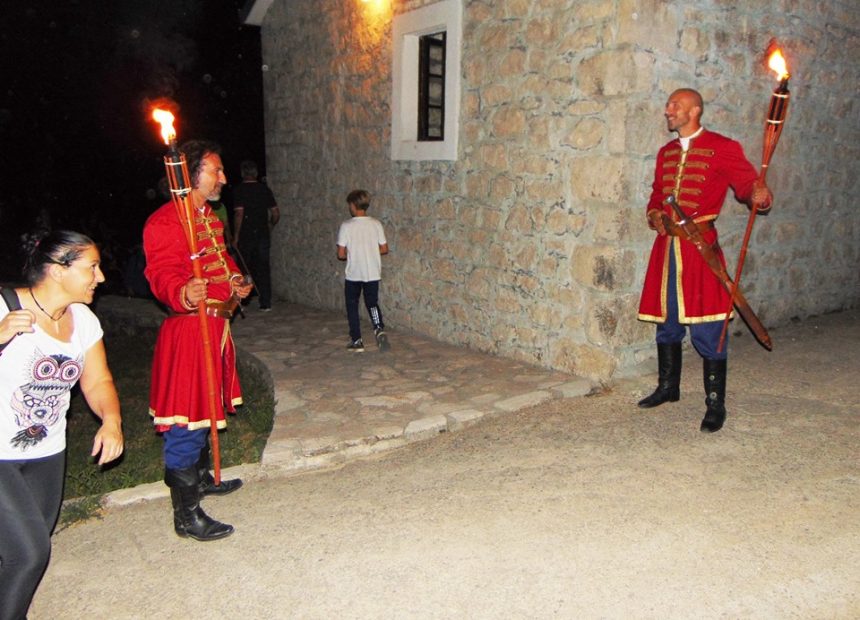 PUN MJESEC I BIĆA NARODNIH PRIČA ZAGOLICALA MAŠTU